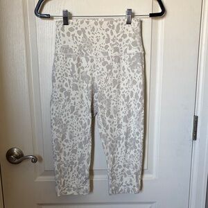 Lululemon Athletica Cream and Gray Patterned Capris Leggings